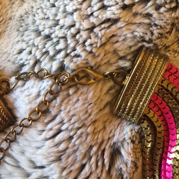 Gold and pink necklace - Picture 3 of 4